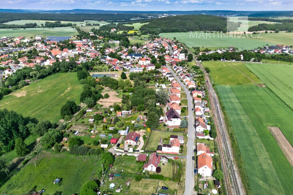Senomaty – dvougenerační dům se zahradou a přístavbou